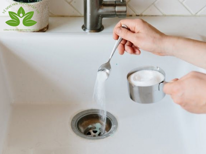 Thông tắc đường ống thoát nước nhà vệ sinh bằng máy lò xo