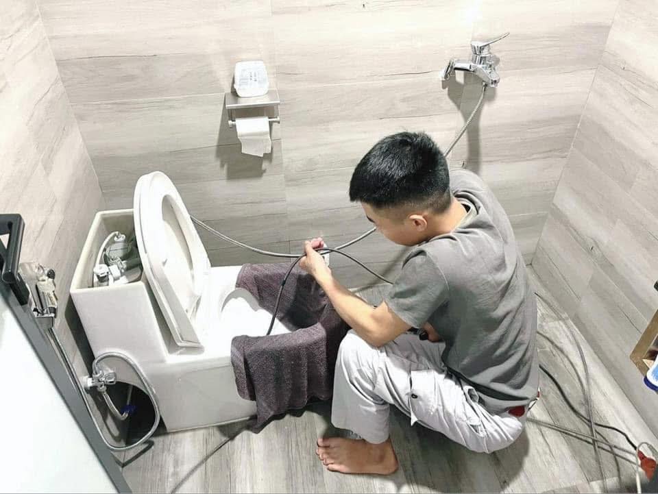 Thông tắc bồn cầu Thanh Xuân bằng công nghệ hiện đại